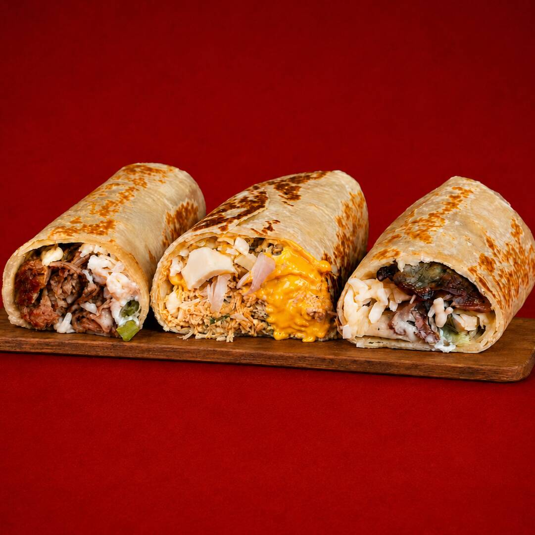 3 Burritos de Farta tortilla de trigo levemente tostada enrolada com recheio à sua escolha. Não acompanha molhos a parte.
