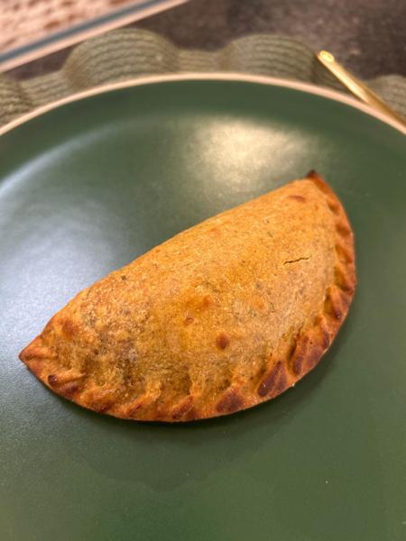 Abóbora moranga, farinha de grão de bico, requeijão sem lactose, carne seca, óleo de girassol, gema de ovo, farinha de linhaça dourada, farinha de coco, psyllium, alho desidratado, sal rosa, salsinha desidratada, goma xantana
Alérgicos: contém ovos, derivados da soja e derivados do leite. Pode conter traços de aveia, amendoim, castanha de caju
Sem Glúten
Sem Lactose (100g)