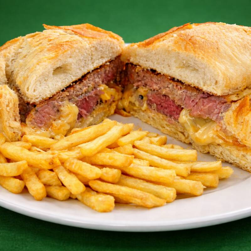 Pão francês, contra filé, queijo, maionese e batata