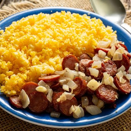 Cuscuz soltinho com calabresa acebolada suculenta 🤤🔥. Um prato rápido, saboroso e perfeito para qualquer hora do dia!