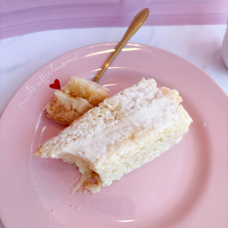 Bolo gelado Quatro Leites, extremamente molhadinho, cremoso e daqueles que derretem na boca.