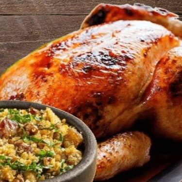 Frango assado na máquina. Nosso tempero é especial! Acompanha degustação de batatas com ervas + Tropeiro, Delicie-se com o nosso saboroso Tropeiro. Uma autêntica guarnição mineira, preparada com maestria e ingredientes selecionados. Composto por bacon, calabresa, couve, ovos mexidos, torresminho e o irresistível tempero que conferem um toque especial deste prato + Suco Prats 900ml 100% Fruta. Ideal para compartilhar em encontros familiares ou com amigos.