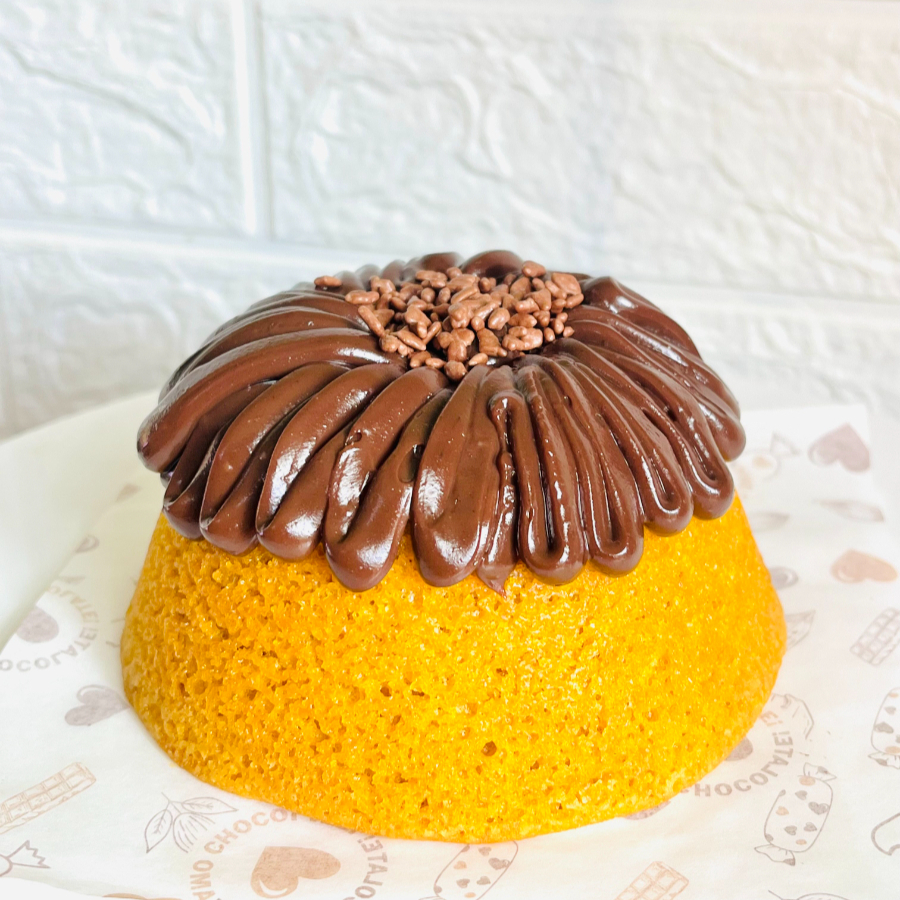 Bolo de cenoura fofinho, com cobertura cremosa de chocolate. Um clássico amado por todos!