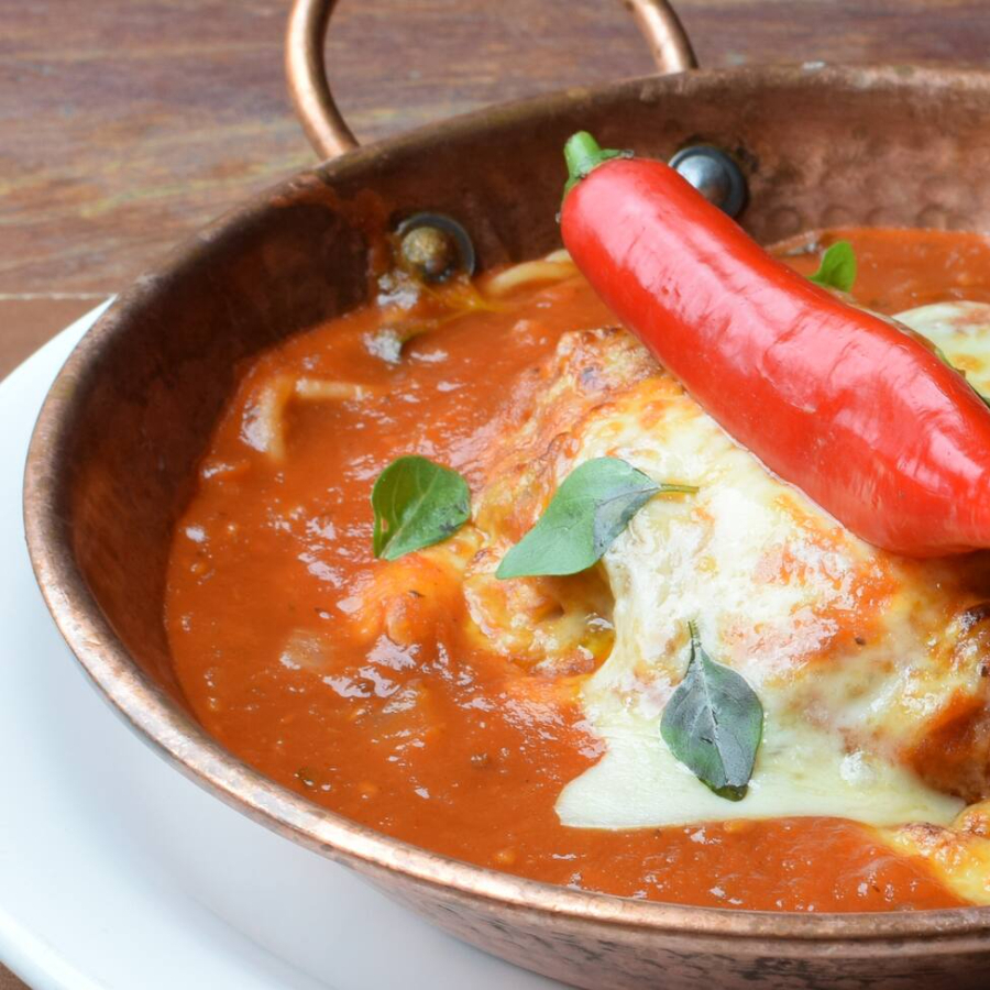Delicioso Bife de Filé Mignon, Empanado na Farinha Japonesa, Coberto Com Molho Vermelho Caseiro, Gratinado Com Queijo, Servido Sobre Espaguete Ao Alho e Azeite.