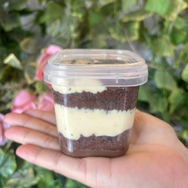 Bolo composto por massa de chocolate recheio de brigadeiro trufado e mousse de maracujá