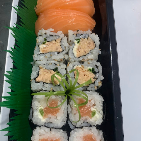 2 sushi de salmão, 4 uramaki skin, 4 hot filadélfia.