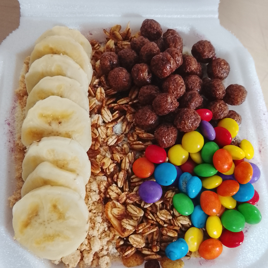 Acompanha granola, pó de paçoca, chocobal, confete, banana e leite condensado.(Não trocamos itens )