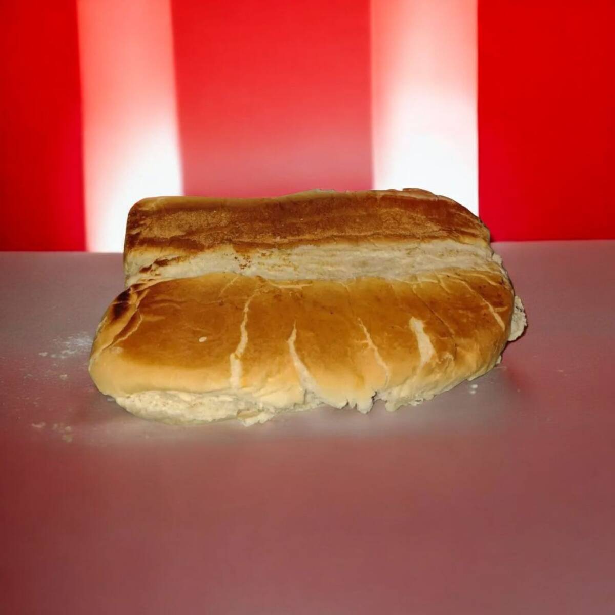 Pão , linguiça , bacon , calabresa , ovo codorna , azeitona , passas , batata palha , milho , ervilha e queijo ralado e molhos.