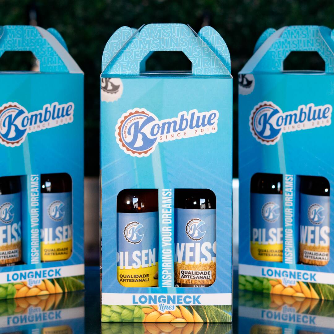 Caixa personalizada com dois modelos de chopp Komblue em longnecks para presentear. **Necessário