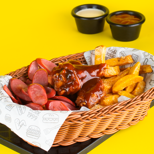Salchipapa Clásica más 3 Alitas BBQ