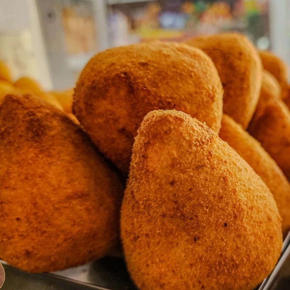 Coxinha de frango, feita com massa de batata. 125g