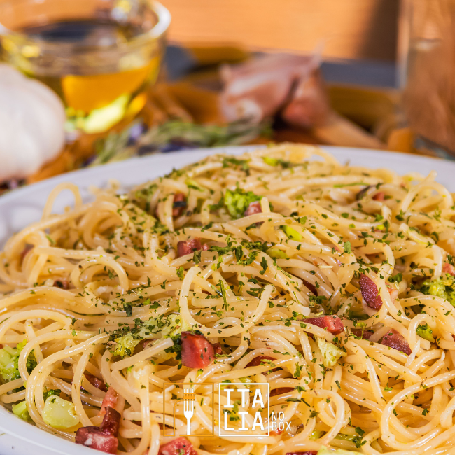 Deliciosa Massa de sua preferência, flambado ao azeite com linguiça calabresa picada e brócolis. (Aprox. 650g)