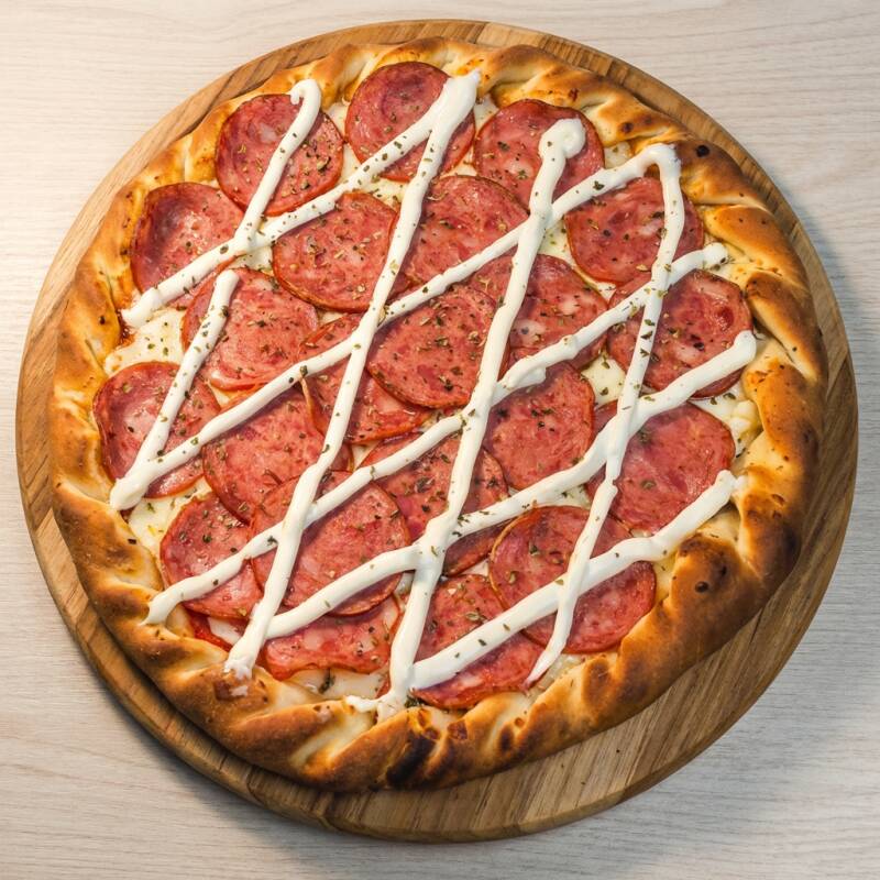 Molho, mussarela, orégano, cebola, cream cheese e calabresa