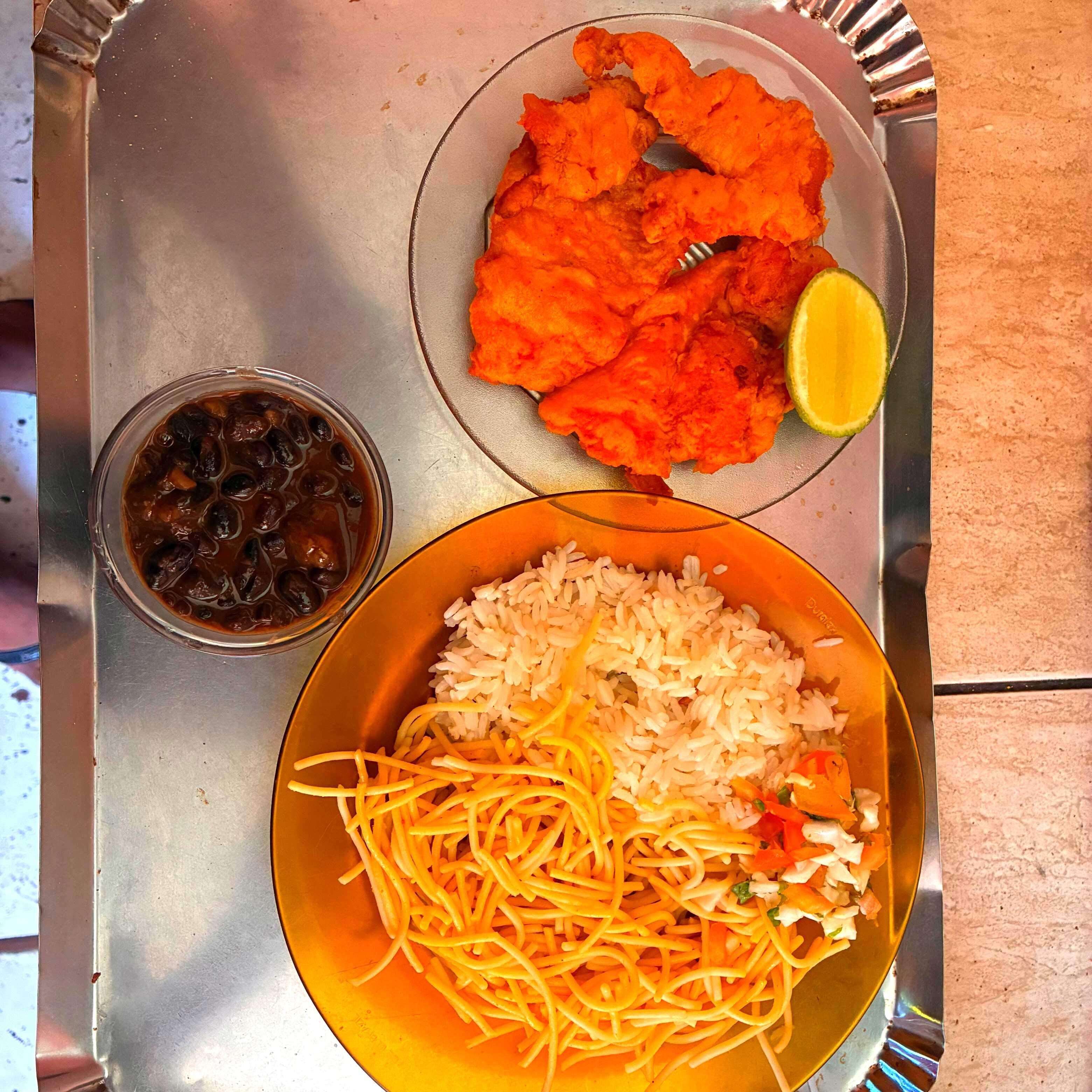Delicioso filé de peixe empanado crocante. Acompanhado de Baião ou Arroz e Feijão, macarrão, salada e farofa.