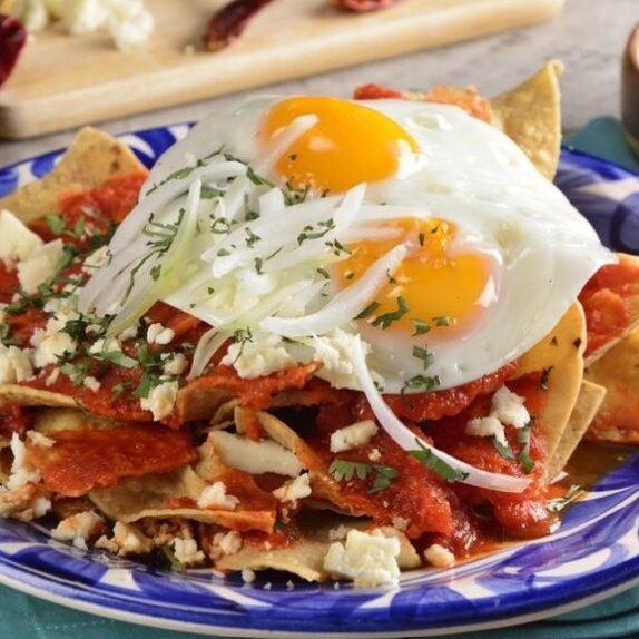 Chilaquiles Rojos con Huevo o Guisado