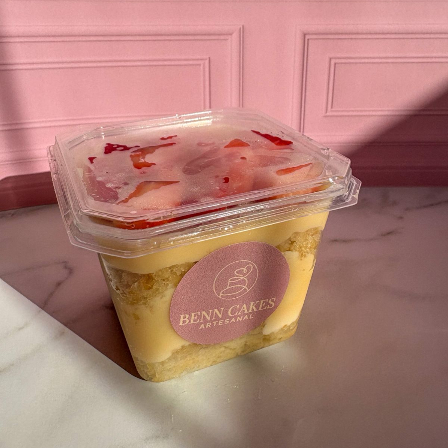 Camadas de brigadeiro branco cremoso com morangos fresquinhos, formando um bolo de pote cheio de sabor e frescor em cada colherada!