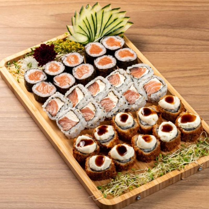 10 uramaki filadelfia, 10 hossomaki salmão, 10 hot filadelfia, 1 mini temaki hot + 10 hot lov
