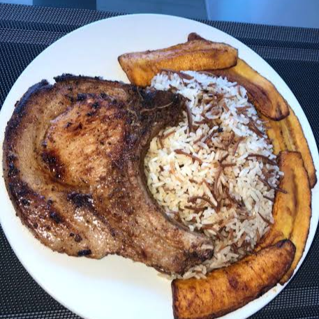 Arroz de Fideo con Chuleta y Tajadas