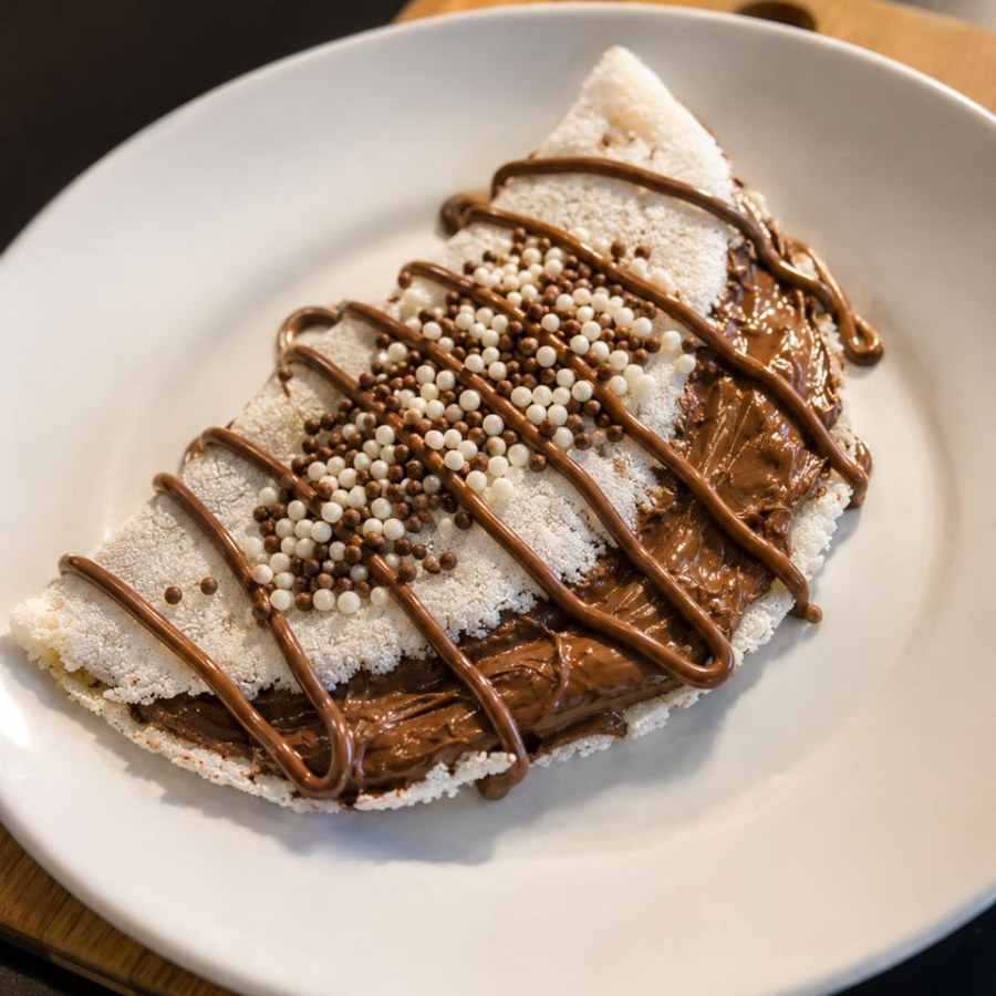 Feito na hora, leve por fora, absurda por dentro 🤤✨ Tapioca quentinha, macia e super recheada, preparada na hora com combinações irresistíveis que derretem na boca! 🍫🍓 O equilíbrio perfeito entre sabor, cremosidade e aquele toque gourmet especial 💜 🔥 Ideal pra aquecer o frio com muito sabor!