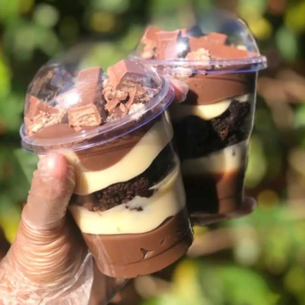 Nesse copo você terá uma experiência incrível do creme de chocolate, creme de Ninho, finalizado com Kit Kat. Serve 1 pessoa (250g)