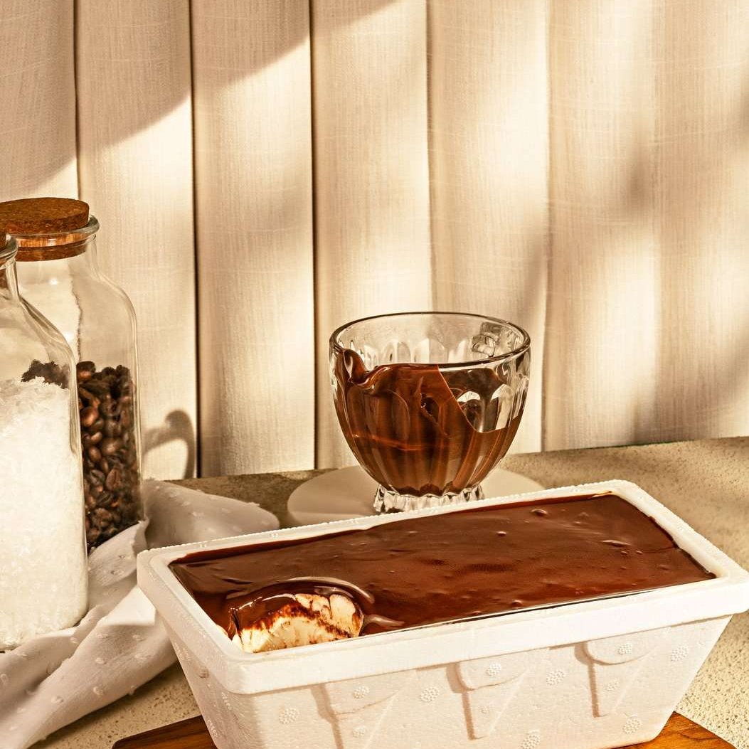 Escolha até 3 sabores de gelato com calda de chocolate e avelã. Tamanho ideal para compartilhar com até 4 pessoas.
