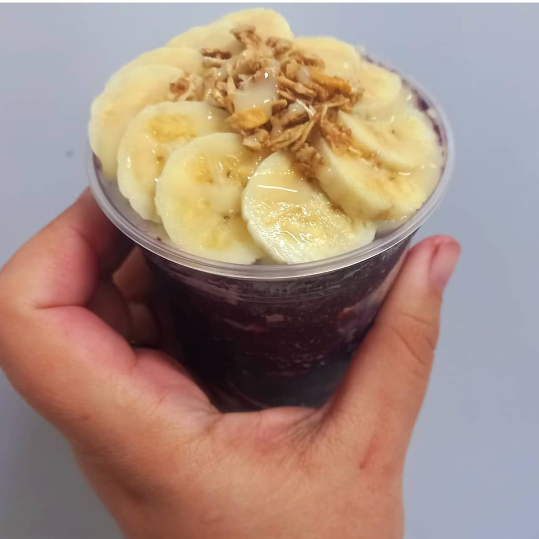 Açai, leite condensado, banana, granola e leite em pó. NÃO PODENDO ALTERAR E NEM ENVIAR COMPLEMENTOS À PARTE