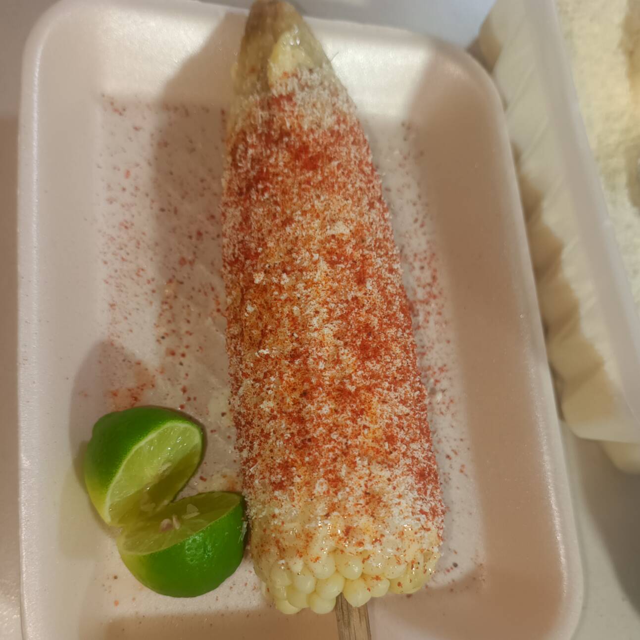 Elote con Picante en Polvo,Queso y Limón