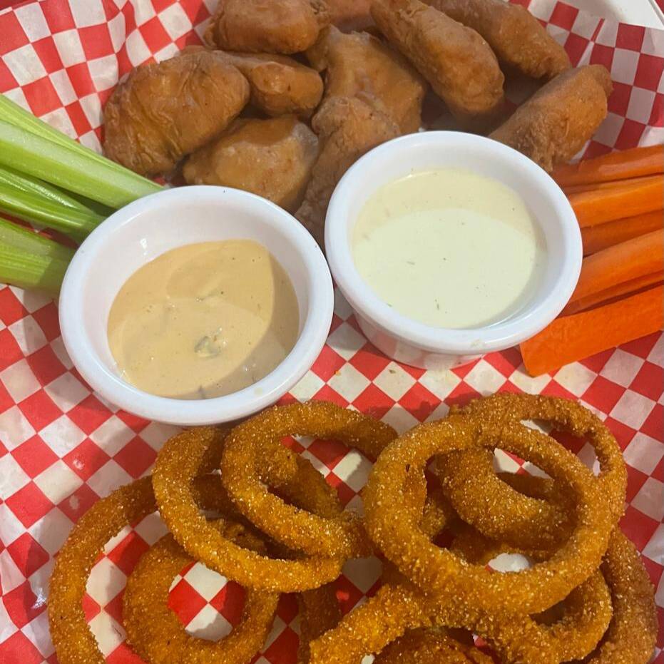 10 BONELESS CON AROS DE CEBOLLA