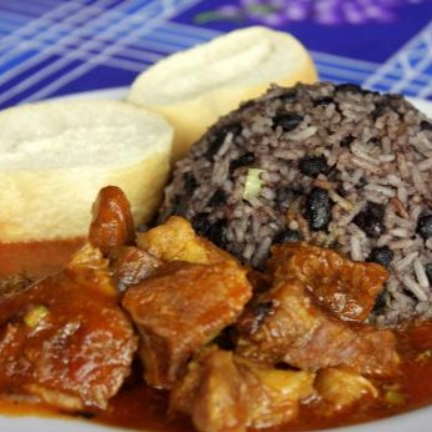 Pinto, Carne en Salsa, Acompañamiento y Bebida