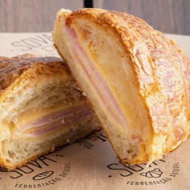 Generosas camadas de presunto royale e queijo prato no croissant.