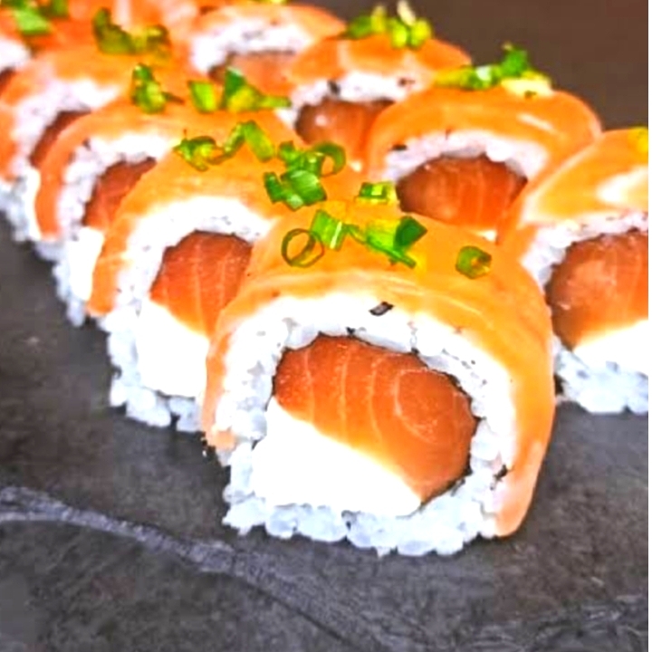 Salmão, Arroz Japonês, Creme Cheese, e Laminas de Salmão e Cebolinho