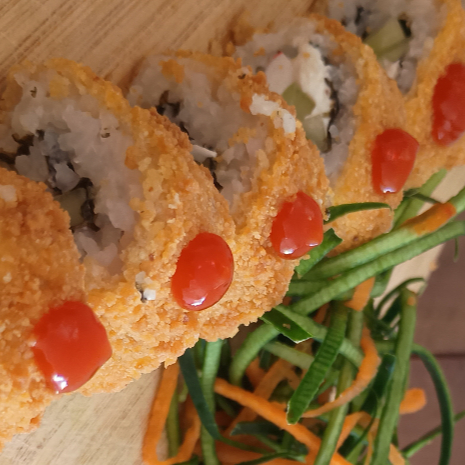 Salmón maki empanizado