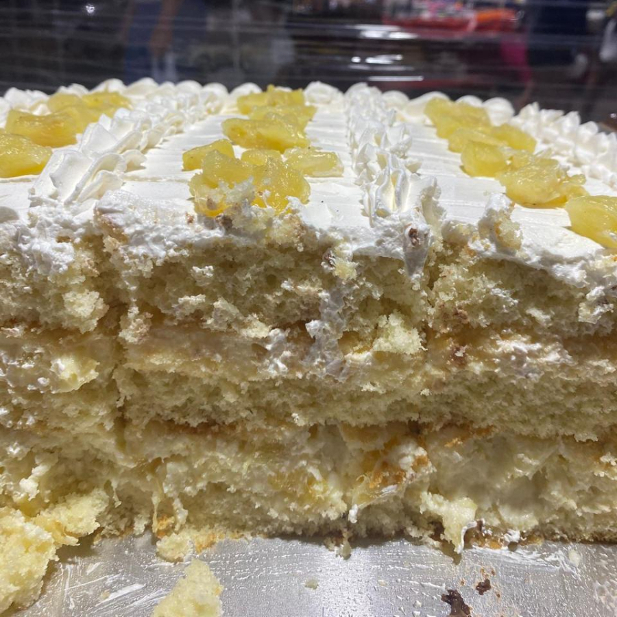 Deliciosa torta massa branca , recheada com Ninho , coco e geleia de abacaxi artesanal .Peso Aprox 300gr ( Acompanha Calda de Ninho).
