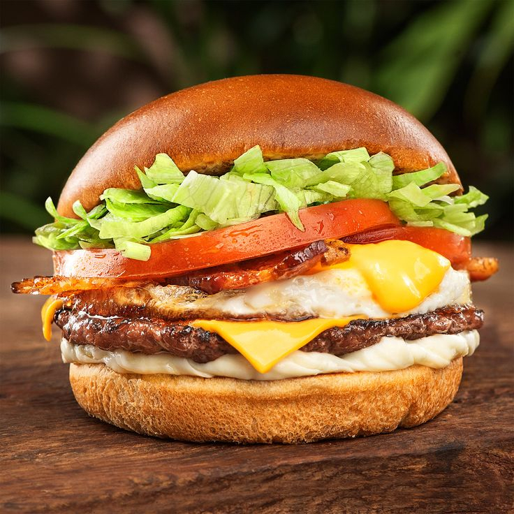 hamburguer, bacon, mussarela, salada.