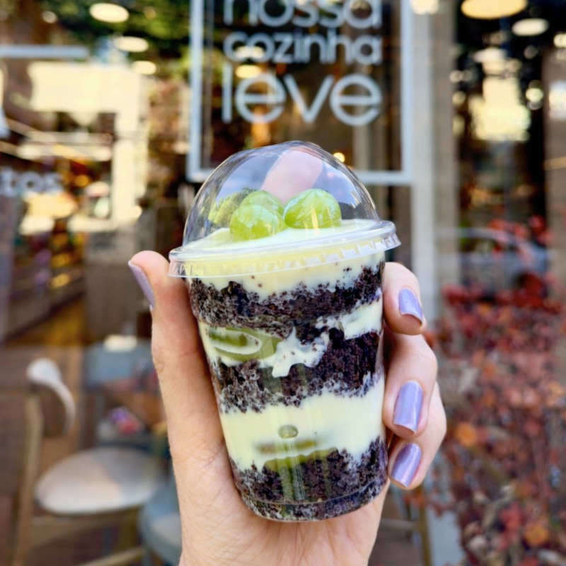 Nosso deliciosos bolo de chocolate fofinho, com camadas intercaladas do nosso creme de ninho feito por nós e uvas verdes frescas sem caroço. Tudo sem trigo, açúcar e lactose e bem molhadinho.