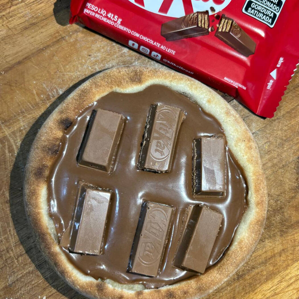 Esfiha de Kitkat, feita com massa artesanal, fresquinha e cobertura de Chocolate ao Leite e pedaços de Kitkat!