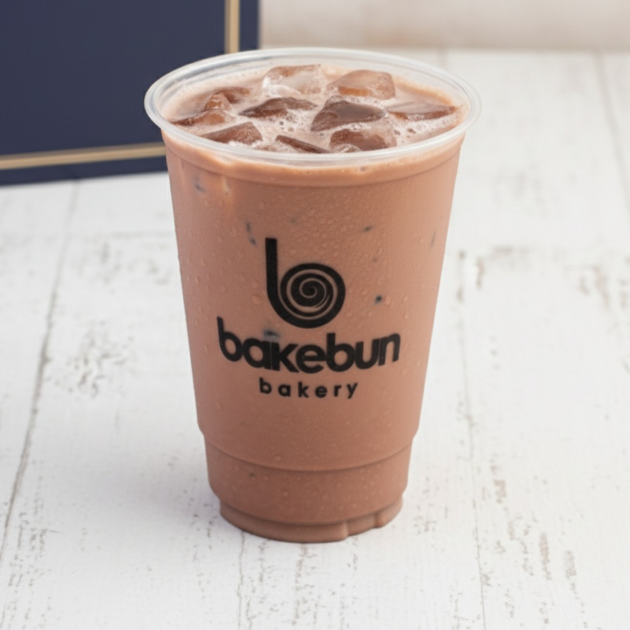 Bebida de chocolate com um toque característico do nosso delicioso café, esse é o Chocoffee, o nosso chocolate gelado feito com Cacao Barry, com uma dose do nosso café. podendo escolher o tipo de leite, leite fresco integral ou da sua escolha. Parece chocolate quente mas é gelado.