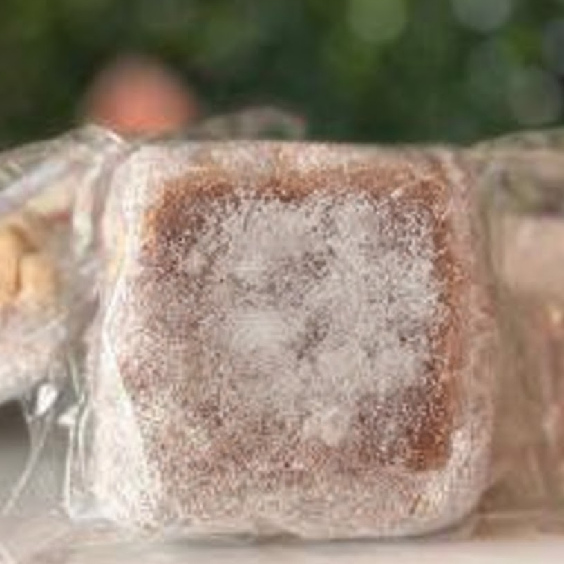 Um recheio cremoso e com pedaços de bolacha maisena picados no meio. Finalizado com leite em pó.