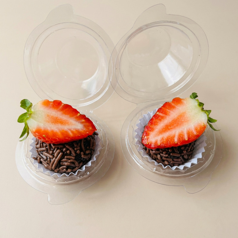 Brigadeiro de chocolate com morango. Vendido por unidade.