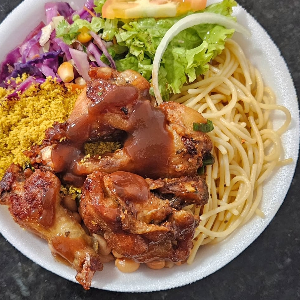 arroz,feijão,salada farofa frango assado e molho barbecue