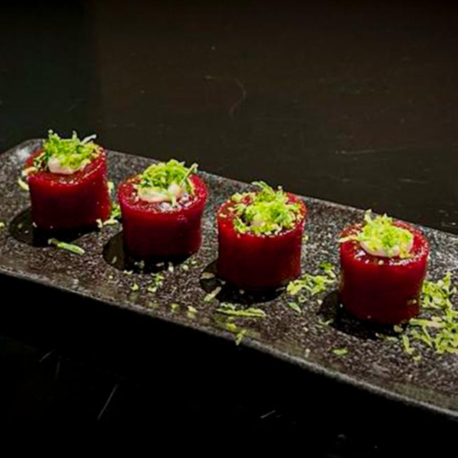 Essa versão japonesa do Gunkan "Romeu e Julieta" oferece uma fusão única de sabores, combinando a suavidade do cream cheese, a doçura da goiabada e o toque cítrico das raspas de limão. Experimente e aproveite essa interpretação autoral e criativa!