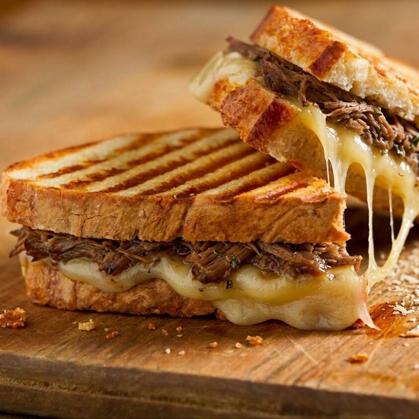 pão de forma tostado, carne bovina desfiada e queijo prato