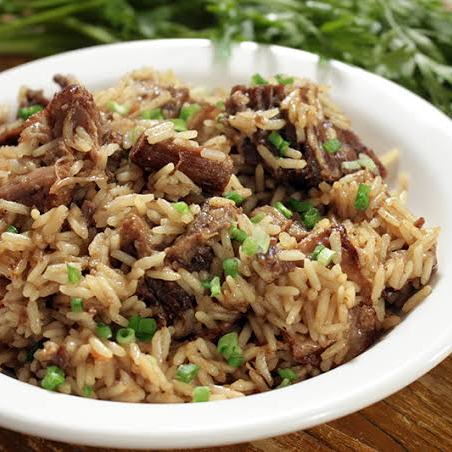 Arroz de Costela Premium Desfiada com Cebola Arroz com costela premium desfiada, refogada com cebola e temperos exclusivos da casa. Uma combinação suculenta, bem temperada e cheia de sabor — uma verdadeira explosão de sabores! Porção com aproximadamente 600g.