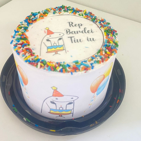 Bolinho com faixa lateral não comestível, massa de baunilha com recheio de Doce de leite aniversário serve entre 4 a 5 pedaços (10cm de diametro). (produto mantido congelado, para segurança no transporte) Escrito: Rep Bardei tiu iu te amamos Não personalizamos a decoração.