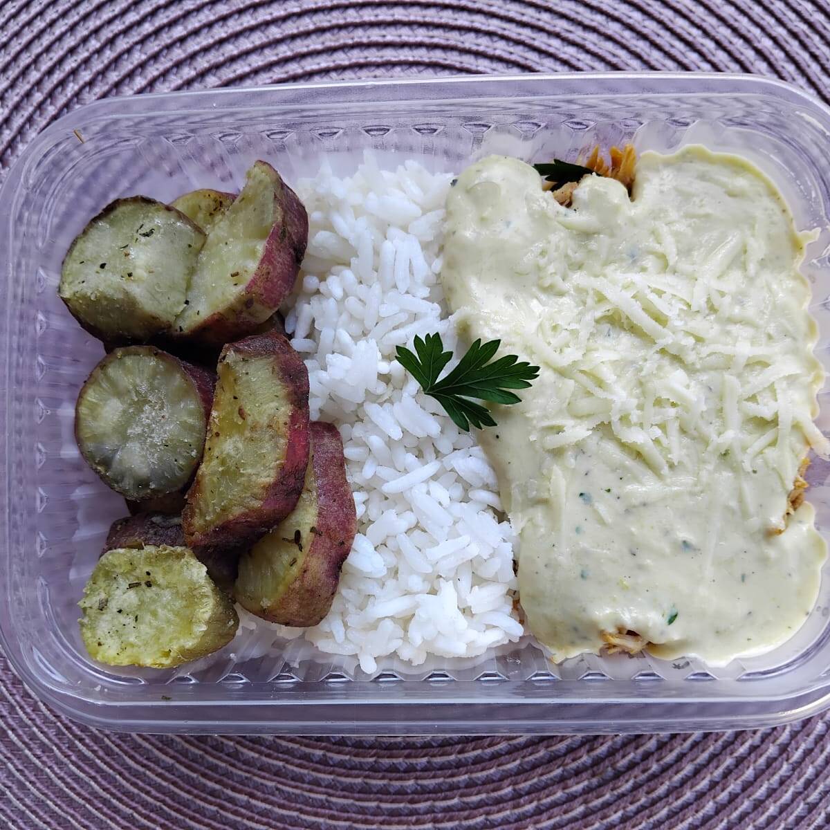 fricassê de frango arroz branco e batata doce assada