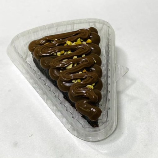 Fatia de brownie bem chocolatudo, macio e umida por dentro … brigadeiro preto cremoso em cima, castanhas picadas e nutella! ( Pesa aproxi 170g )