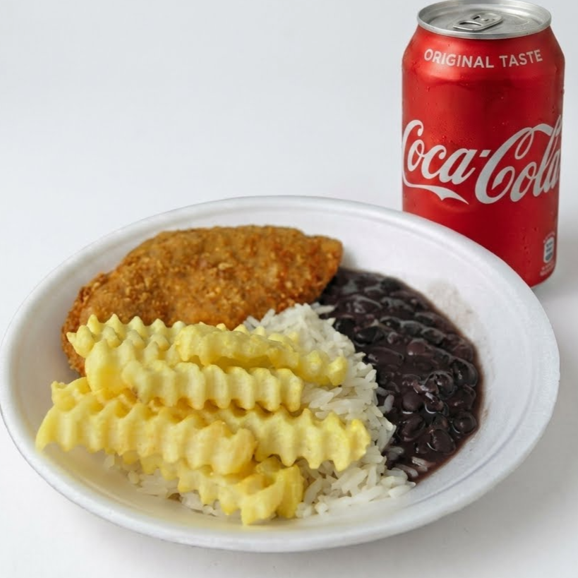 Marmita com delicioso filé de frango empanado em massa crocante. Acompanhado de arroz branco, feijão e batata frita. Acompanha Lata de Coca-Cola 350ml Original ou zero a sua escolha. Serve 1 pessoa - Marmita P de 550ml, Aprox. 450gr.