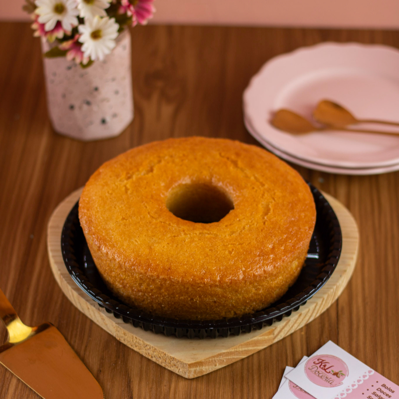 Bolo de Fuba feito artesanalmente com queijo parmesão ele é bem macio e não é seco igual essas Broa comunsproduzido de maneira artesanal sem aditivos químicos e conservantes serve bem ate 6 pessoas.