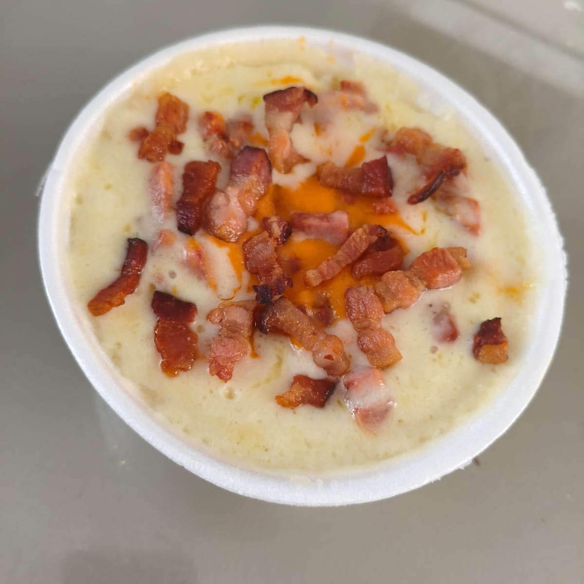Bacon crocante com cheddar cremoso e muçarela gratinada.