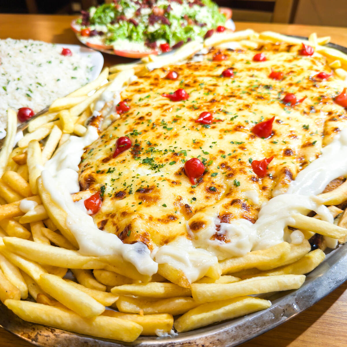 Beef de Mignon empanado servido ao Molho Vermelho Artesanal e mussarela e gratinado com parmesão.Servido com arroz branco, batatas fritas e salada do Cheff. Serve 5 pessoas